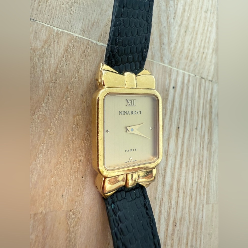 Nina Ricci Paris ladies swiss made dress watch NEW BATTERY